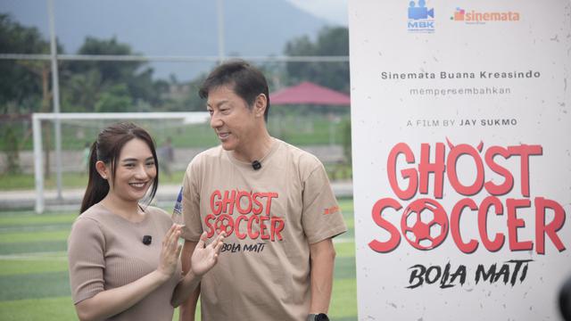 Shin Tae-yong bermain dalam film Ghost Soccer: Bola Mati.