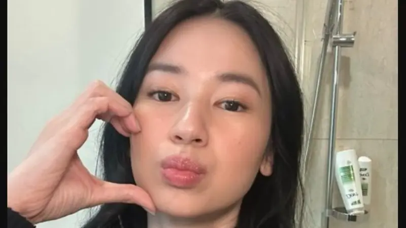 Laura Basuki Unggah Foto Selfie di Kamar Mandi, Penampakan Botol Samponya Bikin Salah Fokus