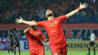 Pemain Persija Jakarta, Marko Simic melakukan selebrasi setelah mencetak gol kedua timnya ke gawang Bhayangkara Presisi melalui eksekusi penalti pada laga pekan ketiga BRI Liga 1 2023/2024 di Stadion Patriot Candrabhaga, Bekasi, Minggu (16/7/2023). Persija menang dengan skor 4-1. (Bola.com/M Iqbal Ichsan)