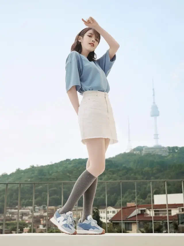 Foto IU dengan New Balance