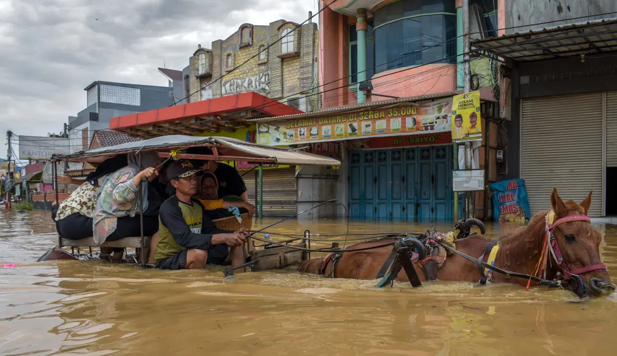 Badan Penanggulangan Bencana Daerah (BPBD) Kabupaten Bandung mencatat ada sekitar 7027 jiwa terdampak banjir di Kampung Lamajang Peuntas, Desa Citeureup, Kecamatan Dayeuhkolot. (TIMUR MATAHARI/AFP)