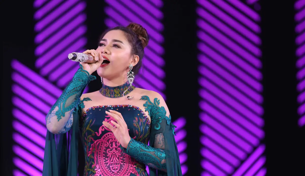 Acara galang dana demi meringankan biaya pengobatan yang telah dijalani Julia Perez beberapa bulan belakangan ini disambut baik oleh teman-temannya. Termasuk penyanyi Vicky Shu. (Nurwahyunan/Bintang.com)