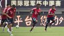 Pemain Bayern Munchen, Kingsley Coman dan Corentin Tolisso, mengikuti sesi latihan di Shanghai, Selasa (18/7/2017). Bayern Munchen akan menghadapi Arsenal pada laga turnamen pramusim bertajuk International Champions Cup. (AFP/Johannes Eisele)