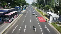 Sejumlah kendaraan bermotor melintas di Jalan Jenderal Sudirman, Jakarta, Rabu (22/5/2019). Adanya unjuk rasa dan kericuhan usai pengumuman hasil Pemilu 2019 menyebabkan ruas jalan protokol tersebut berbeda dengan hari biasa yang diwarnai kemacetan. (Liputan6.com/Immanuel Antonius)