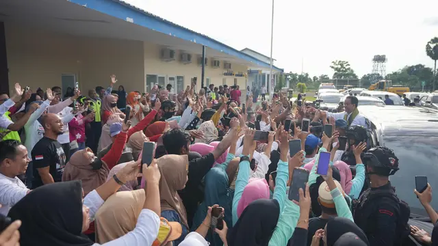 Anies Baswedan tiba di tanah kelahiran Wakil Presiden ke-10 dan ke-12 RI, Jusuf Kalla (JK) di Bone, Sulawesi Selatan, Rabu (17/1/2024