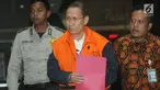 Pemilik PT Fajar Mulia Trasindo, Pieko Nyotosetiadi dikawal petugas usai menjalani pemeriksaan pasca OTT di Gedung KPK, Jakarta, Rabu (4/9/2019). Pieko Nyotosetiadi ditahan terkait suap pengelolahan Distribusi gula kepada Direktur Utama PTPN III (Persero), Dolly Pulungan. (merdeka.com/Dwi Narwoko)