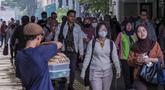 Penumpang kereta commuter line berjalan kaki dari stasiun saat jam sibuk di Jakarta pada Kamis 21 Mei 2026. (BAY ISMOYO/AFP)