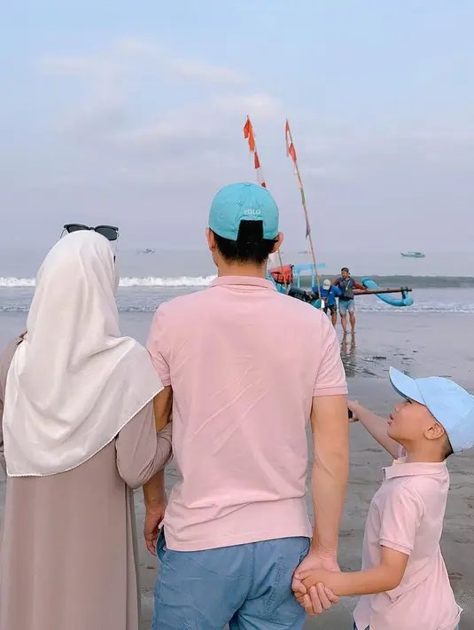 Tak sendiri, Larissa pun bersama suami dan anaknya yang kompak mengenakan polo shirt pink topi cap baby blue.  [@larissachou]
