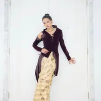 Maudy Ayunda tampil cantik dan stunning dalam balutan kebaya dan mekeup serba ungu di FFI 2022. @maudyayunda.