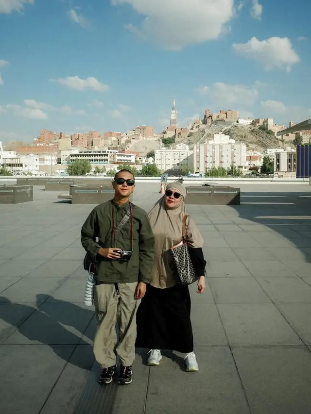 Tampilan Iqbaal Ramadhan Umrah di Penghujung Tahun 2024. [@dindakamil]