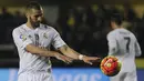 Striker Real Madrid, Karim Benzema, mencetak tiga gol ke gawang Vallecano pada laga La Liga Spanyol, Minggu (20/12/2015). (Reuters/Heino Kalis)