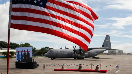 Bendera Amerika Serikat (AS) berkibar saat pengembalian lonceng Balangiga dari pemerintah AS ke Filipina di Pasay, Manila, Selasa (11/12). Lonceng Balangiga dihormati oleh orang Filipina sebagai simbol kebanggaan nasional. (AP Photo/Bullit Marquez)