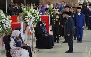 Presiden Republik Indonesia, Prabowo Subianto (kedua dari kanan) memberi hormat saat menghadiri upacara penghormatan militer kepada jenazah personel pasukan penjaga perdamaian yang tergabung dalam United Nations Interim Force in Lebanon (UNIFIL) setibanya di Bandara Internasional Soekarno-Hatta, Tangerang, Banten, Sabtu, 4 April 2026. Tiga jenazah prajurit Tentara Nasional Indonesia (TNI) yang tergabung dalam Kontingen Garuda untuk United Nations Interim Force in Lebanon (UNIFIL) tiba di Bandara Internasional Soekarno-Hatta, Tangerang, Banten, Sabtu 4 April 2026 sore, sekitar pukul 18.00 WIB. (AP Photo/Achmad Ibrahim)