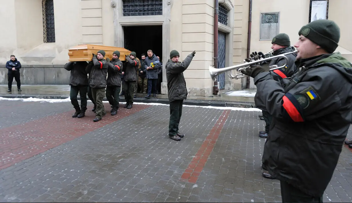 Tentara Ukraina menghadiri upacara perpisahan untuk warga negara Amerika Serikat Daniel W. Swift di Lviv, Ukraina, 31 Januari 2023. Seorang mantan Navy SEAL AS yang disersi pada 2019 tewas pekan lalu di Ukraina dalam pertempuran dengan tentara Rusia. (AP Photo/Mateusz Nowak)