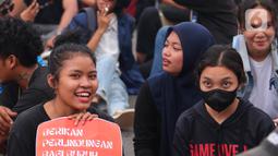 Mahasiswi dari berbagai kampus saat mengikuti aksi di depan Gedung DRI, Jakarta, Kamis (21/4/2022). Parayan Hari Kartini yang jatuh pada 21 april banyak sejumlah perempuan ikut aksi penolakan penundaan pemilu 2024. (Liputan6.com/Angga Yuniar)