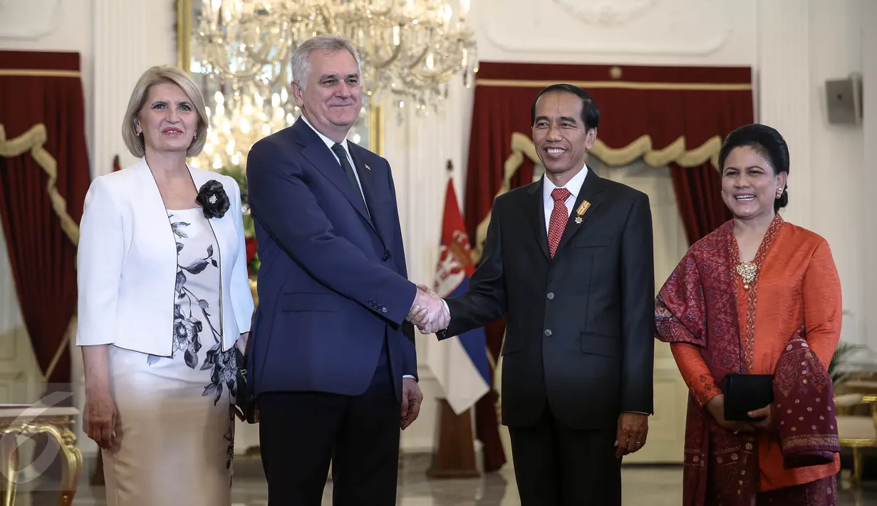 Presiden Jokowi didampingi Ibu Negara, Iriana Jokowi melakukan sesi foto bersama Presiden Republik Serbia, Tomislav Nikolic (Kiri) beserta istri, Dragica Nicolic di Istana Merdeka, Jakarta, Rabu (27/4). (Liputan6.com/Faizal Fanani)