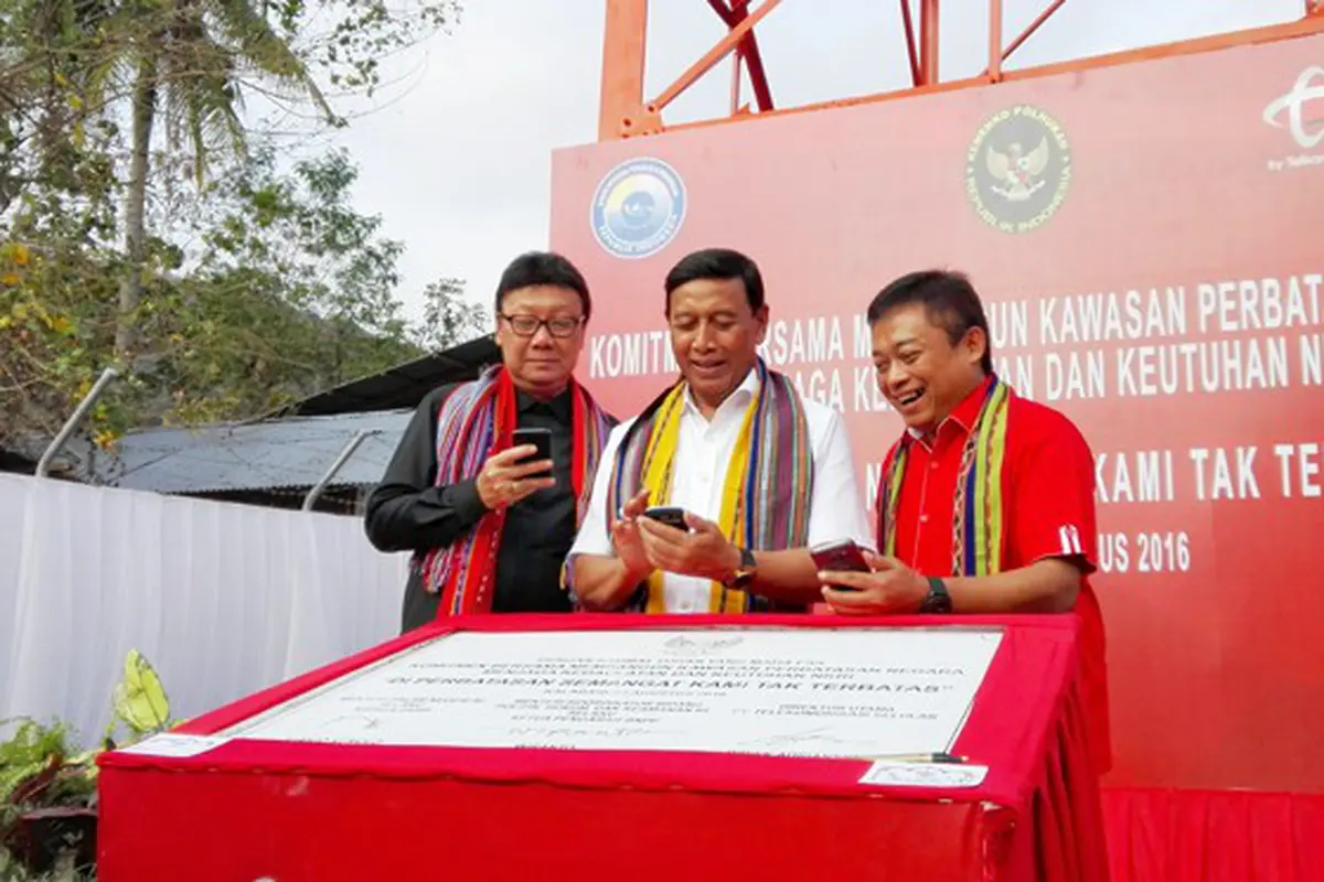 (ki-ka) Menteri Dalam Negeri, Tjahjo Kumolo; Menkopolhukam, Wiranto; dan Direktur Utama Telkomsel Ririek Andriansyah berdiri di depan BTS di Alor, Nusa Tenggara Timur, Selasa (23/8/2016). Liputan6.com/Corry Anestia