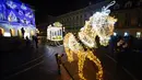 Seorang anak mengamati instalasi Natal yang diterangi lampu di Warsawa, Polandia, pada 5 Desember 2020. Dinyalakannya lampu pohon Natal besar di Castle Square di Warsawa pada Sabtu (5/12) menandai pembukaan resmi musim Natal di Polandia. (Xinhua/Jaap Arriens)
