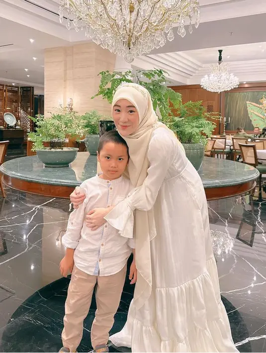 Keduanya kerap tampak kompak mengenakan baju serba putihnya. Larissa mengenakan dress panjang dan kerudungnya,si kecil dengan kemeja lengan panjang dipadukan celana warna beige. [@larissachou]