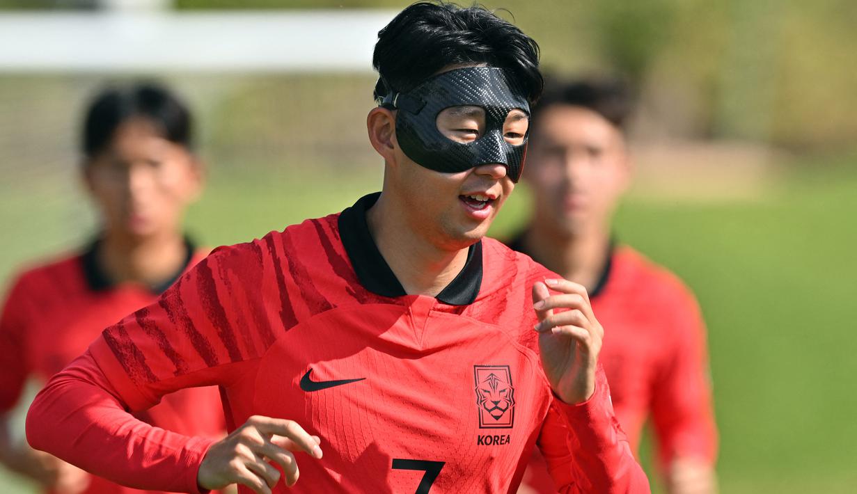 Komposisi pemain terbaik tentu menjadi idaman seorang pelatih dalam menyusun skuad untuk berlaga di Piala Dunia 2022 Qatar. Para pemain dengan penampilan dan kondisi terbaik tentu menjadi pertimbangan pelatih untuk memasukkannya dalam skuad akhir, meskipun subyektivitas dan figur kebintangan masih dapat mempengaruhi keputusan sang juru taktik. Seperti 8 pemain bintang berikut yang tetap dimasukkan dalam skuad meski tengah mengalami cedera. (AFP/Jung Yeon-je)