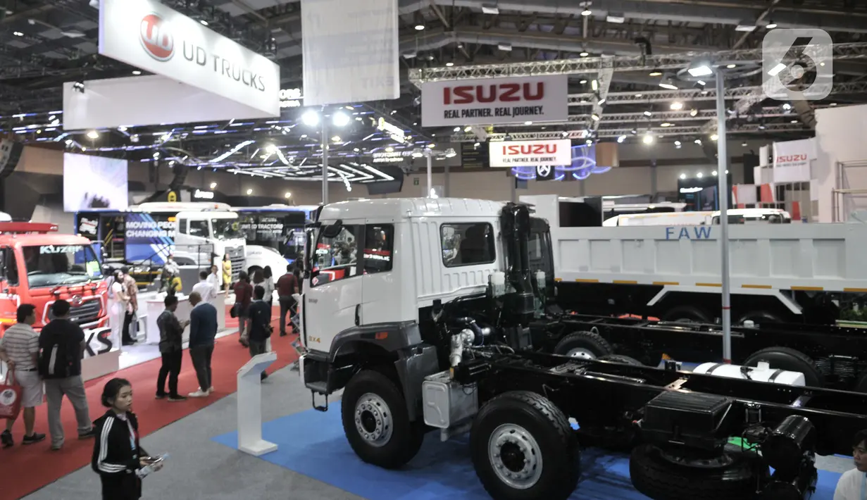 Sejumlah kendaraan dipemerkan dalam GAIKINDO Indonesia International Commercial Vehicle Expo (GIICOMVEC) di JCC, Senayan, Jakarta, Kamis (5/3/2020). GIICOMVEC 2020 resmi dibuka. (merdeka.com/Iqbal Nugroho)