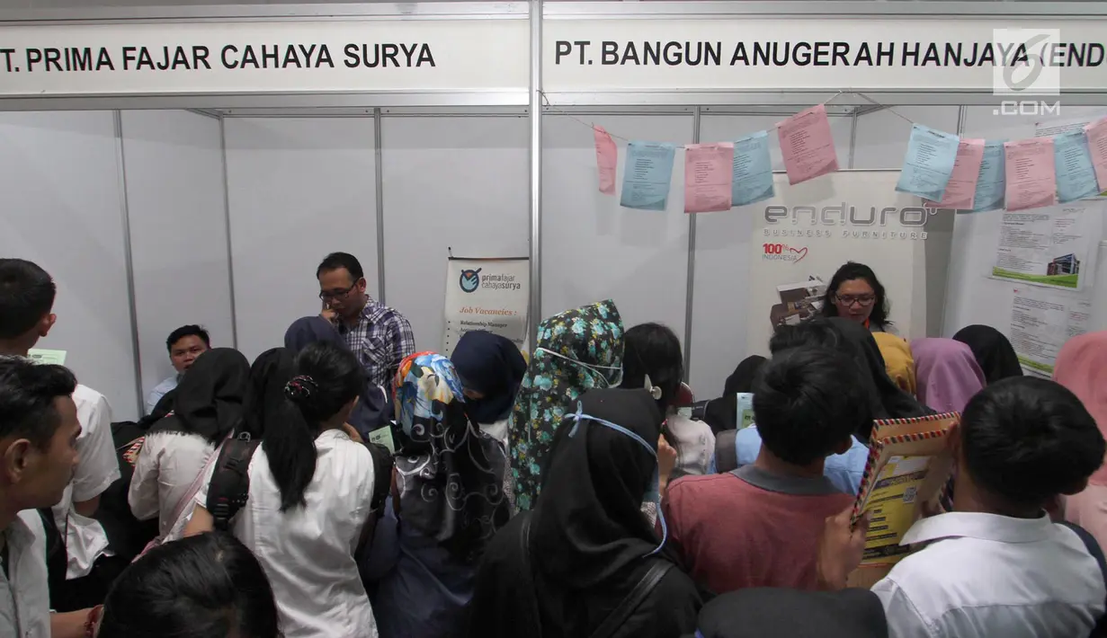 Calon pelamar kerja mencari informasi di salah satu stand "Job Fair Tangsel 2018" di BSD, Kamis  (19/7). Job Fair ini menyediakan 10.000 lebih lowongan kerja  dari 50 perusahaan berbagai bidang dan berlangsung hingga (20/7/2018). (Merdeka.com/Arie Basuki)