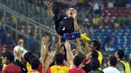 Sepanjang 13 edisi Piala AFF mulai 1996 hingga 2020 lalu, tercatat ada 9 pelatih yang mampu membawa timnya mengangkat trofi tertinggi dalam kancah sepak bola negara-negara di kawasan Asia Tenggara tersebut. Dari jumlah tersebut, nyatanya hanya ada 3 pelatih yang mampu mengoleksi trofi Piala AFF lebih dari satu kali. Siapa saja? Yuk disimak uraiannya berikut ini. (AFP/Saeed Khan)