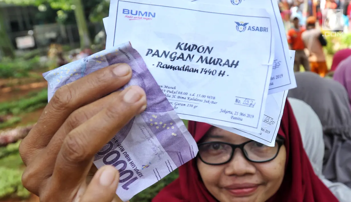 Warga menunjukkan kupon penukaran saat mengantre untuk membeli sembako murah di RPTRA Alur Dahlia, Tegal Alur, Jakarta Barat, Selasa (21/5/2019). PT Asabri (Persero) menjual sebanyak 3 ribu sembako seharga Rp 10 ribu kepada masyarakat sekitar. (Liputan6.com/Johan Tallo)