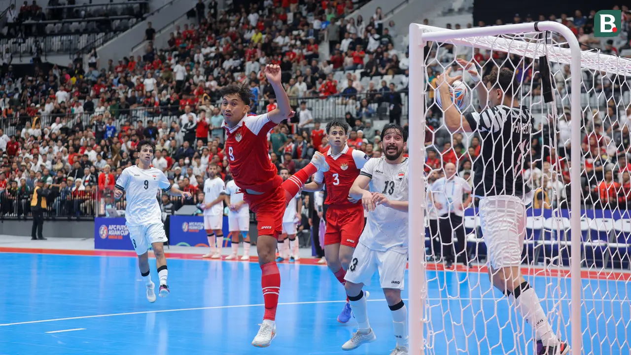 Foto: Momen Pemain Baru Persija Jakarta, Shayne Pattynama Nikmati Laga Timnas Futsal Indonesia di Piala Asia
