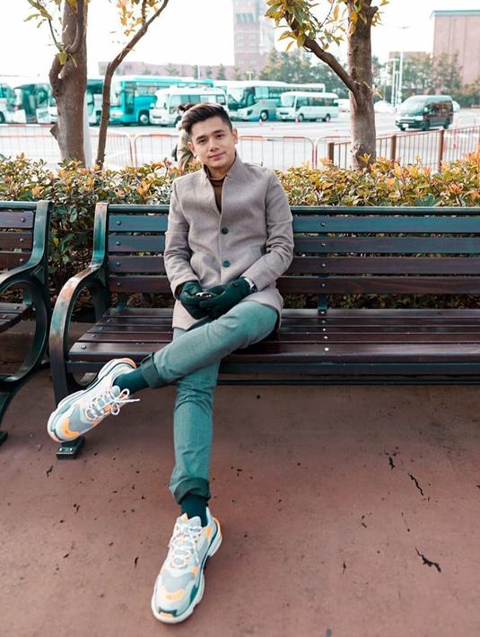 Meski memiliki segudang kesibukan, Rayn Wijaya selalu menyempatkan waktu untuk berlibur. Kali ini, pria 25 tahun ini tampak berkunjung ke Disneyland Tokyo. Gayanya pun terlihat simpel namun tetap stylish dengan sneakers yang dipakai. (Liputan6.com/IG/@raynwijaya26)