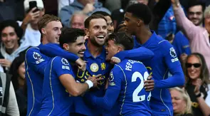 Gelandang Chelsea asal Inggris, Jordan Henderson, merayakan gol kelima timnya bersama rekan-rekan setimnya dalam pertandingan Liga Inggris antara Chelsea dan Bournemouth di Stamford Bridge, London, pada 10 Oktober 2026. (Glyn KIRK / AFP)