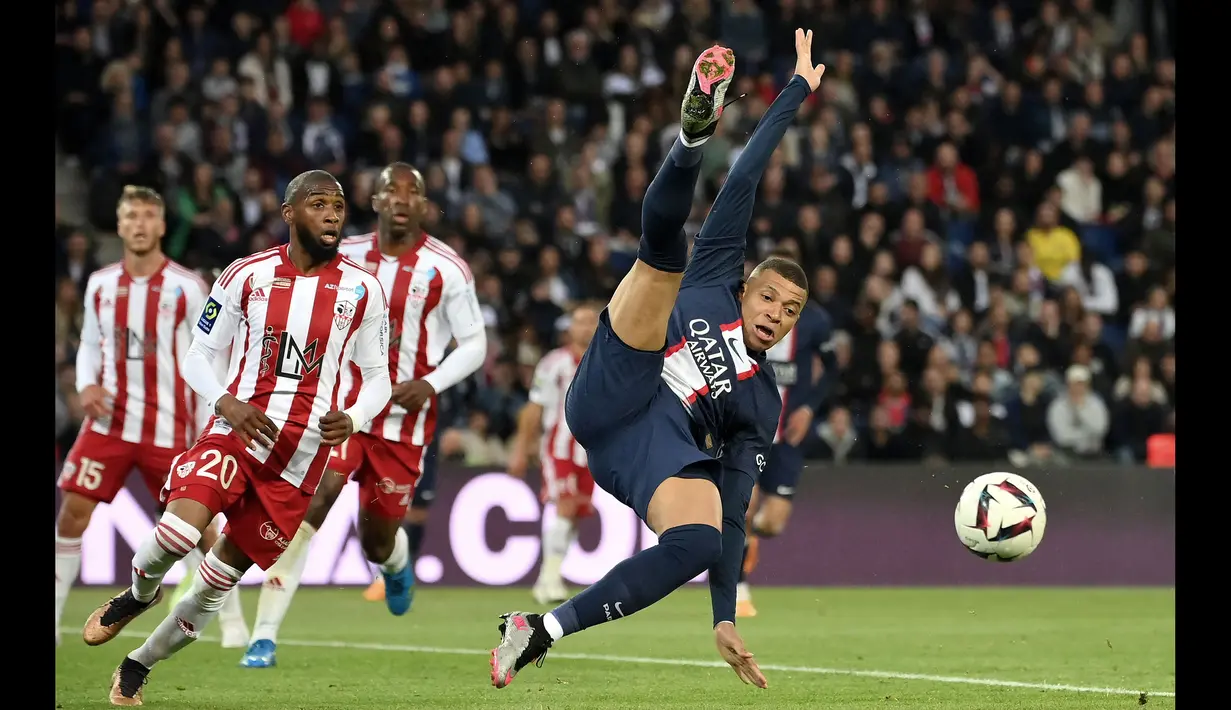 Pemain Paris Saint-Germain, Kylian Mbappe berusaha mencetak gol ke gawang Ajaccio pada laga lanjutan Liga Prancis 2022/2023 di the Parc des Princes, Paris, Prancis, 13 Mei 2023. (AFP/Franck Fife)