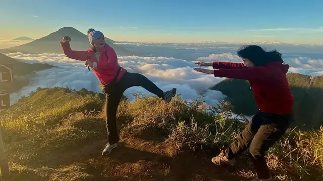 7 Potret Seru Ira Wibowo Liburan ke Wonosobo, Nikmati Suasana Alam Dieng
