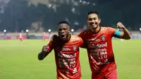 Pemain Bali United, Privat Mbarga bersama Ricky Fajrin, melakukan selebrasi setelah mencetak gol ke gawang Arema FC pada laga BRI Liga 1 di Stadion PTIK, Jakarta, Senin (27/3/2023). Arema menang dengan skor 3-1. (Bola.com/M Iqbal Ichsan)