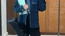 Dalam potret yang diunggahnya, Sabrina Anggraini tampak mengenakan outfit kasual dengan kemeja stripes dan jaket denim. Influencer berusia 29 tahun ini kemudian memadukannya dengan celana kain warna hitam. Meski simpel, penampilannya ini membuatnya tampak santai namun tetap stylish. Penampilannya yang effortless ini semakin mempertegas kesan muda yang dimilikinya. (Liputan6.com/IG/@sabrinaanggraini)