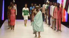 Sejumlah model berjalan di catwalk mengenakan busana rancangan Emmy Kasbit selama Heineken Fashion and Design Week di Lagos, Nigeria (26/10/2019). Lagos Fashion Week (LFWNG) adalah acara mode multi-hari tahunan yang didirikan pada 2011 oleh Omoyemi Akerele. (AP Photo/Sunday Alamba)