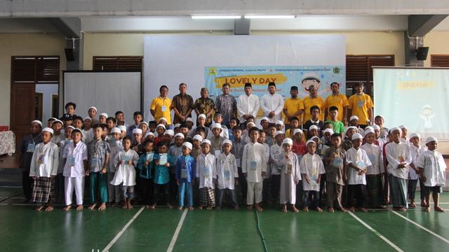 Hari Ibu, Komunitas Generasi Milenial dan Pondok Pesantren Minhaajurrosyidiin Gelar Karya Sosial