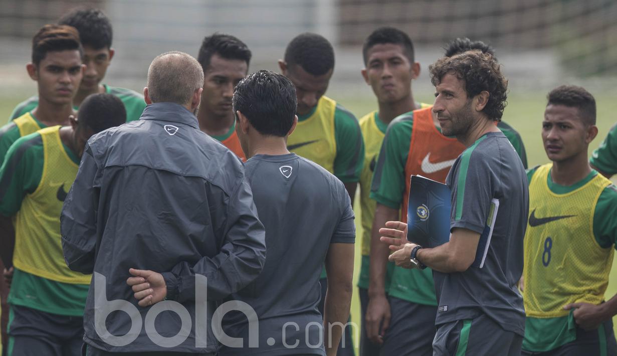 Pelatih Timnas Indonesia, Luis Milla, memberikan instruksi kepada anak asuhnya saat seleksi Timnas Indonesia U-22 di Lapangan SPH Karawaci, Banten, Kamis (23/2/2017). (Bola.com/Vitalis Yogi Trisna)