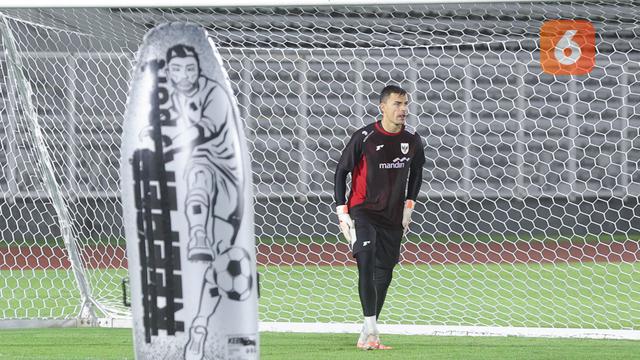 Foto: Jatuh Bangun Emil Audero Mulyadi di Sesi Latihan, Potensi Debut saat Timnas Indonesia vs Bahrain