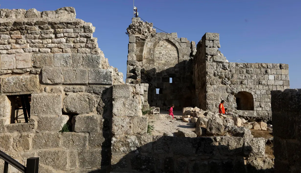 Sejumlah wisatawan mengunjungi Kastil Ajloun yang bersejarah di Ajloun, sekitar 73 km sebelah utara Kota Amman, Yordania, pada 19 Juli 2020. Kastil Ajloun adalah kastil abad ke-12 yang terletak di Yordania barat laut. (Xinhua/Mohammad Abu Ghosh)