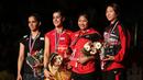 Carolina Marin berpose dengan Saina Nehwal (kiri) dan peraih perunggu, Linda Wenifanetri (Indonesia) dan Sung Ji Hyun (Korea Selatan). Minggu (16/8/2015). (Bola.com/Arief Bagus)