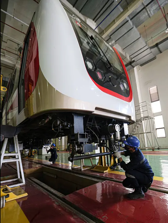 Semua proses perawatan ini dilakukan di Depo Stasiun Pegangsaan Dua Jakarta Utara yang memiliki luas sekitar 12 hektare. (Liputan6.com/Faizal Fanani)