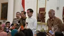 Presiden Joko Widodo menjawab pertanyaan wartawan saat konferensi pers usai menggelar pertemuan dengan pimpinan tiga lembaga hukum, Istana Merdeka, Jakarta, Rabu (25/2/2015). (Liputan6.com/Faizal Fanani)