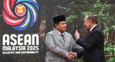 Presiden Republik Indonesia, Prabowo Subianto (kiri) disambut Perdana Menteri Malaysia Anwar Ibrahim saat tiba untuk menghadiri Konferensi Tingkat Tinggi (KTT) ke-47 negara-negara Asia Tenggara (ASEAN) di Kuala Lumpur pada 26 Oktober 2025. (Rafiq Maqbool/POOL/AFP)
