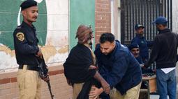 Jutaan warga Pakistan mulai memberikan suara pada 8 Februari 2024 dalam pemilu yang sebelumnya diwarnai kekerasan, tuduhan kecurangan, serta pemenjaraan politisi Imran Khan. (Asif HASSAN/AFP)