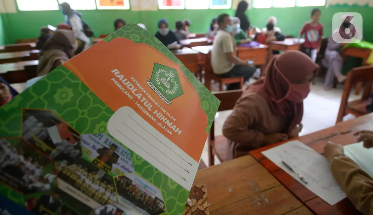 Suasana pengambilan rapot di Sekolah Islam Raudlatul Hikmah, Parakan, Pondok Benda, Pamulang, Tangerang Selatan, Banten, Jumat (16/10/2020).  Guru mempertanyakan kepada wali murid perkembangan siswanya. (merdeka.com/Dwi Narwoko)