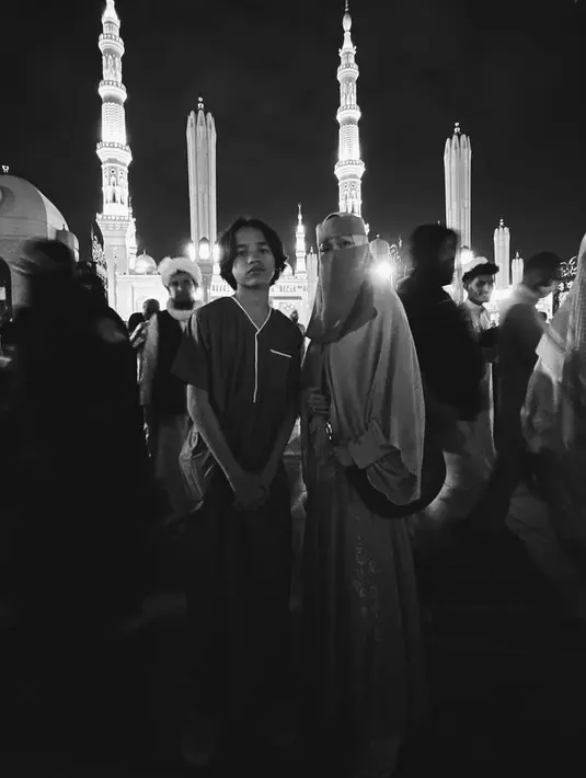 Lewat foto hitam putih, Noah tampil dengan gamis lengan pendek memiliki list pada bagian leher hingga ke dada. Dan memiliki aksen kantong berlist putih di bagian atas.  [@itsmebcl]