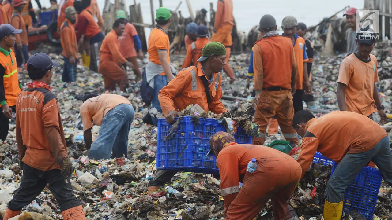 Hamparan Sampah Penuhi Muara Angke Bak Pulau di Atas Laut