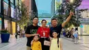 Melalui media sosial, Ashanty pun mengunggah momen selama liburan di Thailand bersama keluarga tercinta. Momen kebersamaan keluarga selebriti ini pun tak lepas dari perhatian netizen. (Liputan6.com/IG/@ashanty_ash)