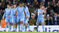 Pemain Manchester City Kevin De Bruyne (kanan) melakukan selebrasi usai mencetak gol ke gawang Brentford pada pertandingan sepak bola Liga Inggris di City of Manchester Stadium, Manchester, Inggris, 9 Februari 2022. Manchester City menang 2-0. (AP Photo/Jon Super)